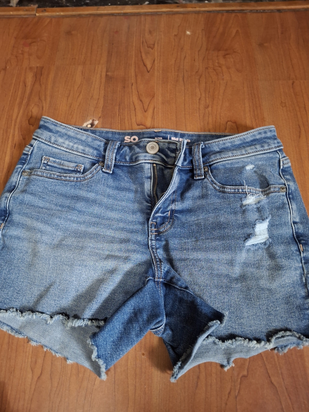 SO Juniors Low Rise Distressed Frayed Denim Midi Shorts Size 9/29 (CFD 068)